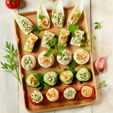 Petits légumes crus farcis, sardines et haricots blancs