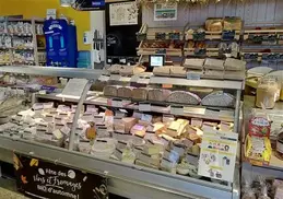 272-biocoop-camargue-arles-magasin-bio-service-traditionnel-fromage-charcuterie-coupe-local.webp