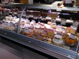 272-biocoop-camargue-arles-magasin-bio-service-traditionnel-fromage-coupe.webp