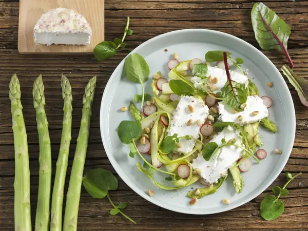 Salade d'asperges crues au Crottin à l'échalote